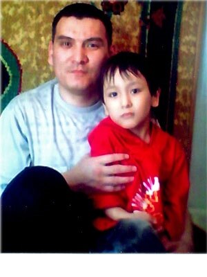 Аманжол Мамбетов (на снимке со своим ребенком). Признан узником совести, участник общины «Чистая вера». Сидит в тюрьме с 2002 года.Уроженец Бейнеуского района Мангыстауской области. 