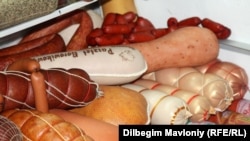 Колбасные изделия, представленные на выставке сельскохозяйственной продукции в Алматы.
