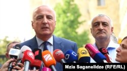 Бадри Джапаридзе (слева) Мамука Хазарадзе делают первый комментарий после посещения прокуратуры, 25 июля 2019 г.