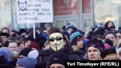 Protesters rally on Novy Arbat Street in central Moscow.