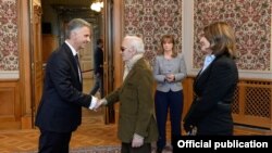 Президент Швейцарии Дидье Буркхальтер (слева) приветствует посла Армении в Швейцарии Шарля Азнавура (справа). Фотография – пресс-служба МИД Армении 