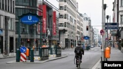 Doar un biciclist pe Friedrichstrasse în Berlinul aflat în carantină, 29 martie 2020