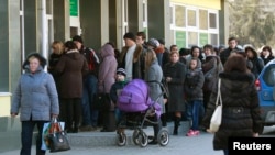 Люди стоять у черзі, щоб зняти гроші в банкоматі в Сімферополі, 13 березня 2014 року