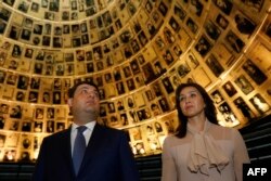 Колишній прем’єр-міністр України Володимир Гройсман з дружиною Оленою в музеї жертв Голокосту «Яд Вашем» в Єрусалимі, 15 травня 2017 року