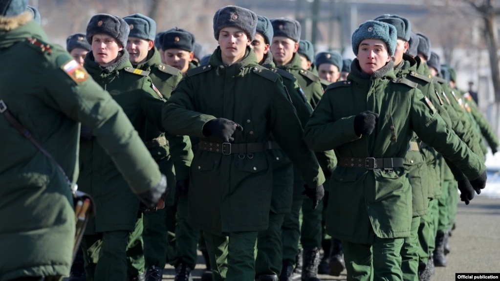 Soldiers march at Russia's 102nd Military Base base in Gyumri, Armenia. (file photo)