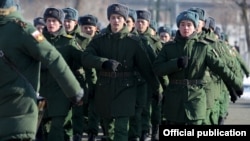 Armenia -- Russian soldiers march at a military base in Gyumri, December 29, 2018.