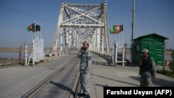 Afghan border police personnel stand guard on the Afghan side of the Afghanistan–Uzbekistan bridge in Hairatan. (file photo)