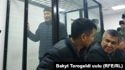 Sapar Isakov in the defendant's cage in Bishkek (file photo)