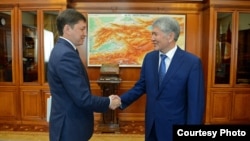Sapar Isakov (left) is considered a close associate of former President Almazbek Atambaev (right).