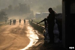 Separatiști și luptători pro-ruși într-un sat în apropiere de Donețk.