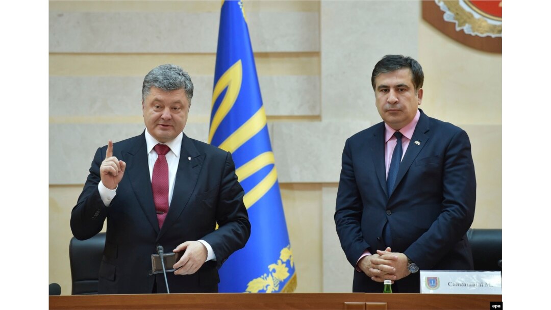 Ukrainian President Petro Poroshenko (left) presents Saakashvili as Odesa's new governor on May 30, 2015.