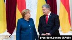 Almaniya kantsleri Angela Merkel ve Ukraina prezidenti Petro Poroşenko Mariinskiy sarayında keçken körüşüv vaqtında
