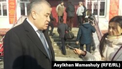 Омурбек Текебаев во время интервью в декабре 2016 года (архивный снимок) 