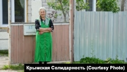 Dilâra Aliyeva eviniñ yanında