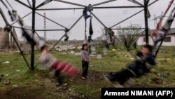 Disa fëmijë nga komuniteti rom duke luajtur në fshatin Plemetin afër Prishtinës, prill 2019.