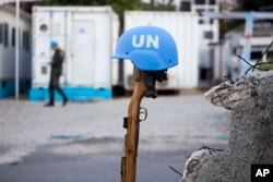 Військові, що беруть участь в операціях Організації Об'єднаних Націй, носять яскраві блакитні шоломи або берети із символікою ООН