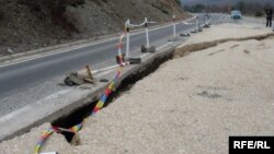 Оштетувања на магистралниот пат Битола-Ресен. 2010