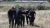 Група міжнародних експертів, включно з поліцейськими з Нідерландів, працює на місці падіння літака рейсу MH17, 1 серпня 2014 року