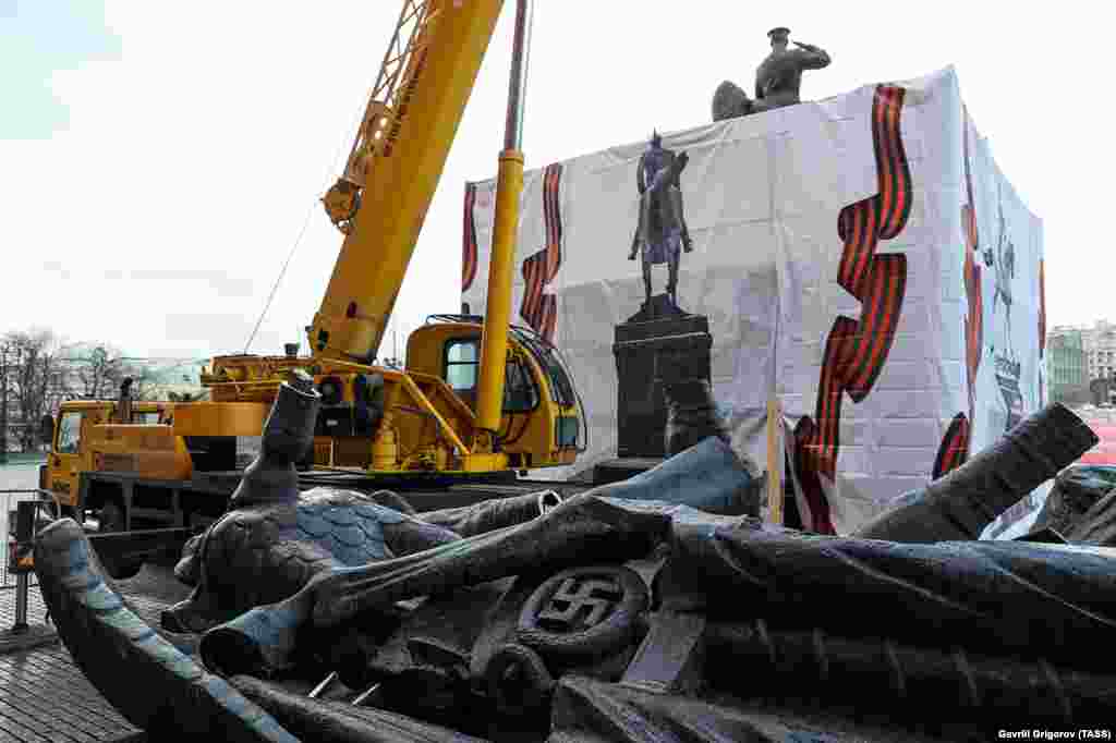 The base of the statue depicted Nazi flags, which Zhukov's horse was walking over. 