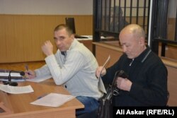 Адвокаты подсудимых офицеров в суде Актобе.