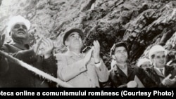 Liderul comunist și dictatorul Gheorghiu Dej, premierul Gheorghe Maurer și viitorul dictator și președinte al Republicii Socialiste România, la Hidrocentrala „16 Februarie” de pe Argeș, redenumită Vidraru, în octombrie 1963.