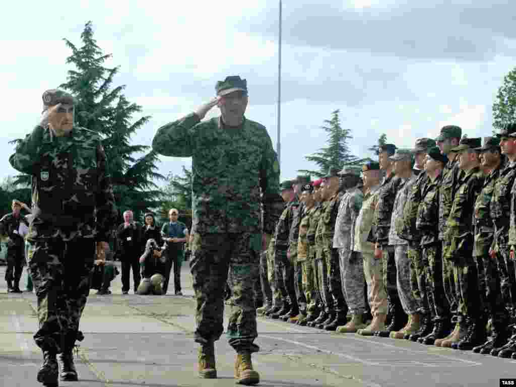 გენერალი გაეტანო მირო ვალსი და საქართველოს შეიარაღებული ძალების გენშტაბის უფროსი დევი ჭანკოტაძე წვრთნის გახსნისას - ნატოს სამეთაურო-საშტაბო წვრთნა ვაზიანში