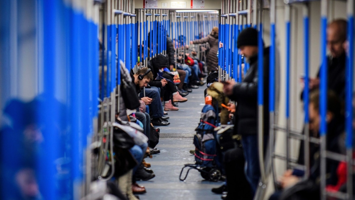 В тоннеле московского метро застряла почти тысяча человек