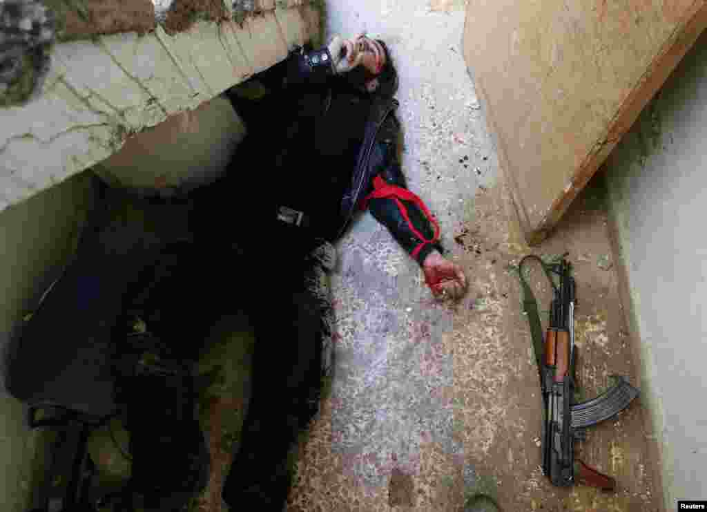 Sirije, smrtno ranjeni vojnik pobunjeničkih snaga, Damask, 3. februar 2013. Foto: Reuters / Goran Tomašević 