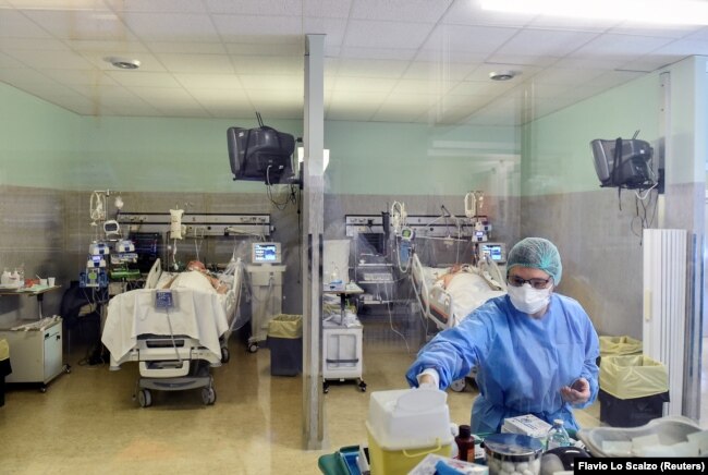 Пациенты с коронавирусом в больнице итальянского города Кремона