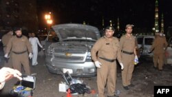 مأموران پلیس عربستان در صحنه انفجاری در مجاورت مسجدالنبی در ۱۴ تیر ۹۵
