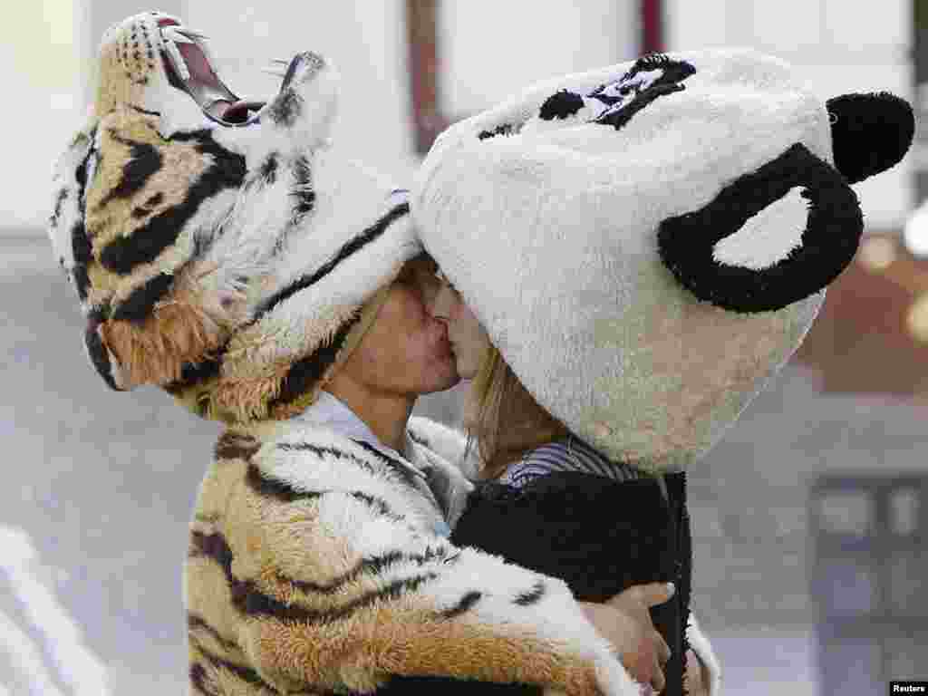 Pələng və panda kostyumlu ər-arvad sentyabrın 21-də Kiyevin mərkəzində öpüşürlər. Onlar xarici turistlərlə xatirə fotoları çəkdirməklə pul qazanırlar. Foto: Gleb Garanich (Reuters üçün)