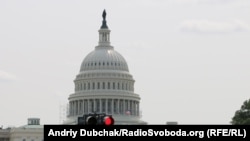 Капитолий - местопребывание Конгресса США на Капитолийском холме в Вашингтоне.