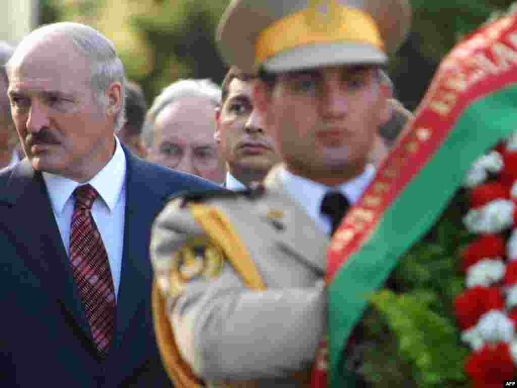 3 чэрвеня, чацьвер - Лукашэнка зь візытам у Азэрбайджане. Цырымонія ўскладаньня вянкоў.