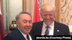 АҚШ президенті Дональд Трамп пен Қазақстан президенті Нұрсұлтан Назарбаевтың 2017 жылы Сауд Арабиясындағы саммитте кездескен сәті.