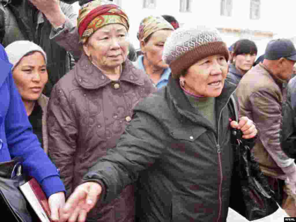 Жительницы села Кызылагаш на встрече с чиновниками. 12 апреля 2010 года. Женщина в беседе с представителями акимата Алматинской области выразила свое недовольство тем, как идет восстановление села Кызылагаш после наводнения.