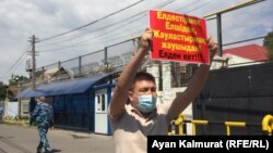 Gazak aktiwisti Serik Ažibaý Hytaýyň Almatydaky konsulhanasynyň öňünde protest geçirýär. 3-nji awgust, 2020 ý.