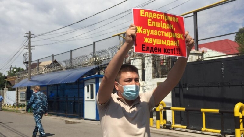Hytaýyň Almatydaky konsulhanasynyň öňünde protest geçiren gazak aktiwisti türmä höküm edildi