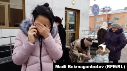 Vajza e së ndjerës Rysmanova duke qajtur sot para Zyrës së prokurorisë në Astana të Kazakistanit