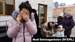 Акмарал Ахметова, дочь Майры Рысмановой, совершившей самосожжение жительницы города Шу, плачет у здания генеральной прокуратуры. Астана, 14 декабря 2016 года.