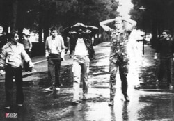Американские заложники в Иране под охраной. 1979 год
