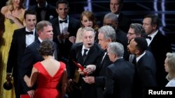 Воррен Бітті (в центрі в профіль) тримає в руках конверт з назвою стрічки-переможця номінації «Найкращий фільм року» – «Місячне сяйво»
