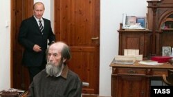Vladimir Putin acasă la Aleksandr Soljenițîn, unde acesta îl așteaptă pentru o conversație, 12 iunie 2007.