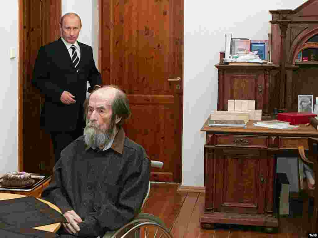 In 2007, Solzhenitsyn received a Russian State Prize for his "humanitarian" contribution. He was too frail to attend the ceremony, but later met President Vladimir Putin at his home outside Moscow.
