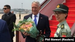 На зустріч мав приїхати голова Пентагону Джим Меттіс. На фото – він (у центрі) під час попереднього візиту до Пекіну у червні 2018 року