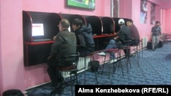 Букмекер кеңсесінде отырған азаматтар. Алматы, 24 қазан 2013 жыл. 