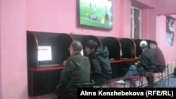 Посетители букмекерской конторы делают ставки. Алматы, 24 октября 2013 года.