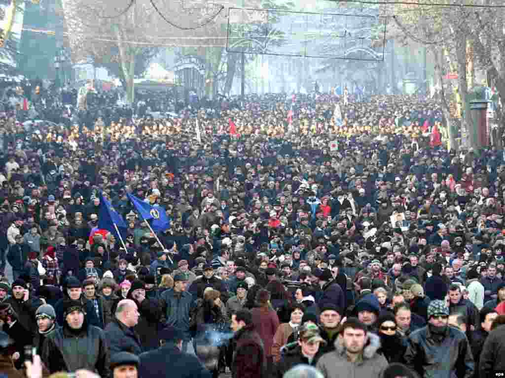 Более 50-ти тысяч сторонников оппозиции приняли участие марше протеста после обнародования ЦИК официальных результатов выборов. Тбилиси, 13 января 2008. (с) EPA