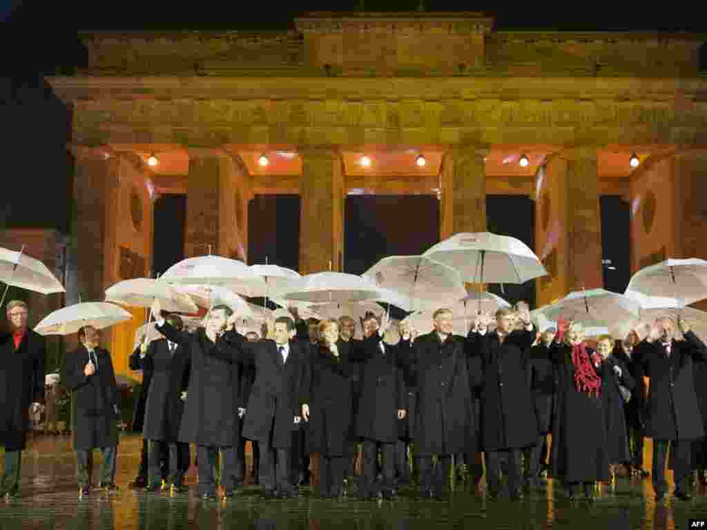 Almaniyada «Berlin divarı»nın dağıdılmasının 20-ci ildönümü təntənəylə qeyd olunur. Almaniyanın kansleri Angela Merkel dünya liderlərini Brandenburq qapılarında qarşılayıb. Brandenburq Almaniyanın bölünməsinin rəmzi sayılır. Mərasimdə SSRİ-nin sonuncu rəhbəri Mixail Qorbaçov, Polşada o vaxtkı «Solidarnost» Hərəkatının lideri Lex Valensa, ABŞ-ın Dövlət katibi Hillari Klinton, Britaniyanın Baş naziri Qordon Braun, Fransa prezidenti Nikola Sarkozi və Rusiyanın dövlət başçısı Dmitri Medvedev iştirak edir. 1989-cu il noyabrın 9-u gecəsi bir neçə həftə davam edən mitinqlərdən sonra Şərqi Almaniyanın kommunist hakimiyyəti Qərbi Berlinlə Şərqi Berlini bir-birindən ayıran sərhəd qapılarını açmalı olmuşdu.