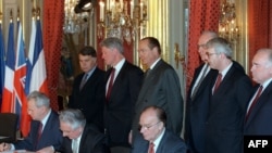 Presidenti i Serbisë, Sllobodan Millosheviq, ai i Kroacisë, Franjo Tugjman, dhe presidenti i Bosnjës, Alija Izetbegoviq, nënshkruajnë marrëveshjen për Bosnjën. Paris, 14 dhjetor 1995.