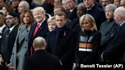 Мировые лидеры встречают Владимира Путина, прибывшего на парижскую церемонию. 11 ноября 2018, Париж 